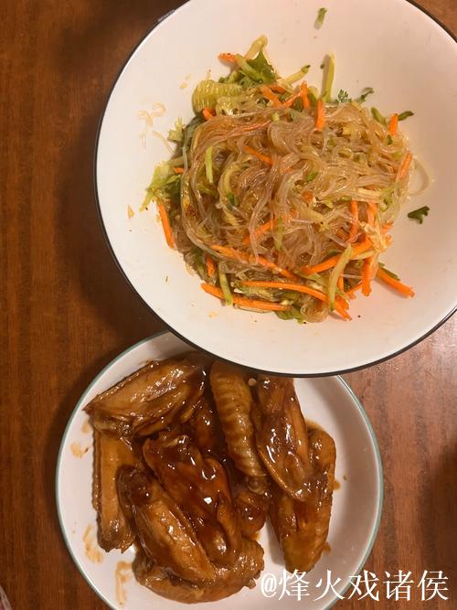 BLG深夜分享美食：今日份夜宵已就位，大厨努力学习新菜系中